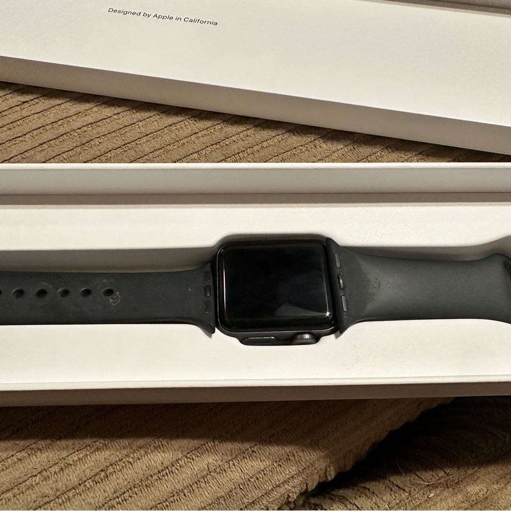 Apple Watch Series 3 - Space Gray with Black Band - Picture 2 of 15